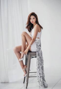   美女  丰满曲线美女