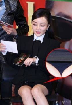 李小璐穿超短裙秀美腿