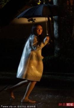 杨幂深夜拍戏 挺孕肚打伞雨中狂奔