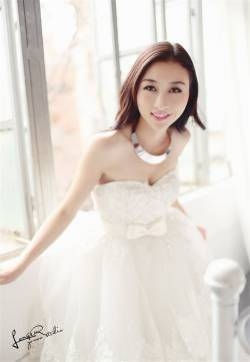 清纯美女性感动人婚纱照写真
