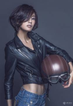 性感妩媚短发美女冯馨瑶黑色系主题写真