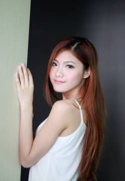 粉嫩白皙奔放的美女模特床上大秀诱惑私房照