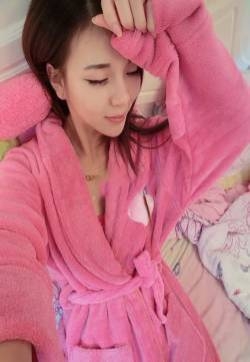 深夜寂寞的女人  性感丰满美女床上自拍照