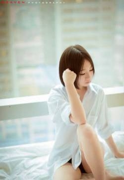 90后清纯可人的短发美女惹人怜爱的床上私房照