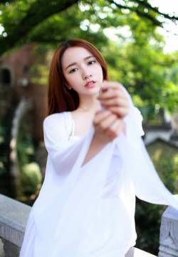 唯美复古的白衣裹胸气质美女户外清新写真