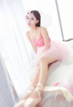 粉色梦幻的芭蕾舞美女极致诱惑写真