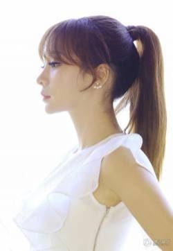 美女主持人柳岩纯白造型惊艳唯美图片