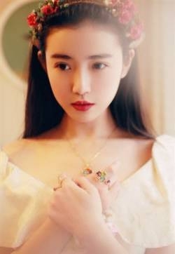 美女张辛苑花冠女神白色唯美梦幻美女写真图片