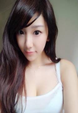 陈冠希前女友谢芷蕙整容后美照火辣身材P图过度成外星人