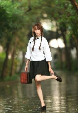 甜美女生清凉舒爽美感骨感写真图片