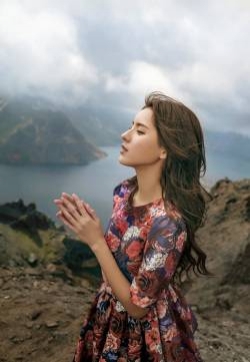 灯光下性感湿身美女浴室沐浴诱惑写真图片