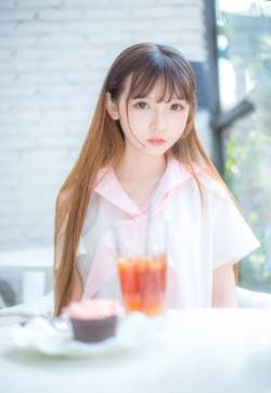 极品美女身裹破洞齐臀裙若隐若现的诱惑写真