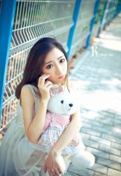 抱着小熊的校园清纯校花嘟嘴卖萌户外高清艺术写真图片