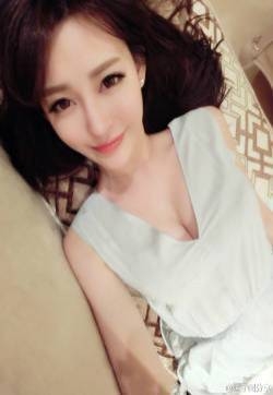 顾盼生辉的性感美女深V魅力的热辣身材私房诱惑写真图片