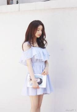 黑色若隐若现的清纯小美女家中蕾丝透视装诱惑写真图集
