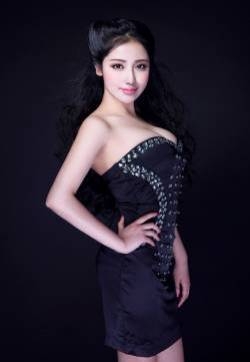 极品童颜美女嫩模大胆黑色深V紧身裙喷血诱惑艺术图片