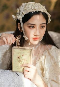 坐在椅子上的美女空姐大胆解衣露乳销魂诱惑私房写真图片