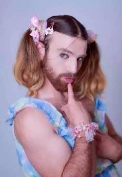 胡须女ladybeard搞怪写真图片 大胡子辣妹ladybeard图集 ladybeard正装图片