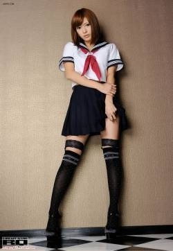 日本极品美女学妹大胆脱下校服撩人香臀喷血诱惑辣图片（2）