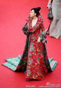张馨予戛纳电影节红绿棉被服装图片 张馨予戛纳服装现场图片