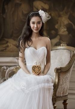 Angelababy图片-婚事逼近登上《时尚新娘COSMOBride》12月刊封面