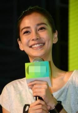 Angelababy出席活动图片：右手伤疤醒目 教主黄晓明大呼心疼