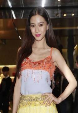 Angelababy现身时装活动 大赞黄晓明人品