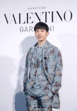井柏然身穿Valentino春夏系列印花套装帅气亮相上海图片