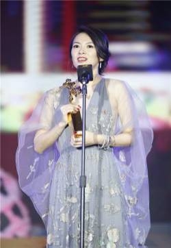 章子怡再夺影后桂冠 薄纱裙现身颁奖礼章子怡图片