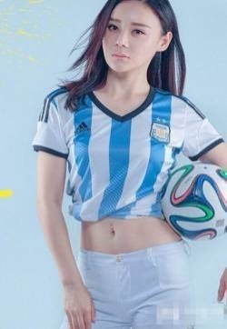 袁姗姗化身足球宝贝 好身材展露无遗