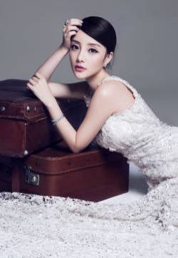 李小璐唯美婚纱图片 前凸后翘完美新娘