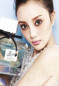 李小璐可爱扮嫩图片当冰激凌女郎李小璐出席活动图片