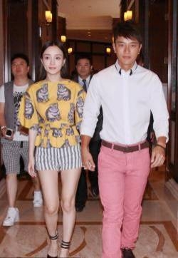 李小璐现身公益露美腿 与贾乃亮秀恩爱图片
