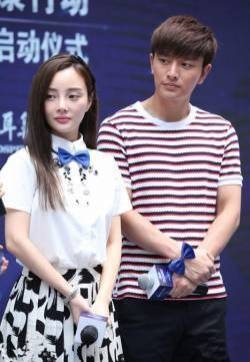 贾乃亮李小璐出席活动图片 夫妻恩爱支持公益