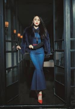 秦岚熟女写真图片 秀香肩展气质