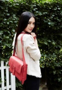 秦岚便装享慢生活写真图片笑容甜美轻熟女