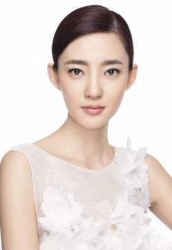 王丽坤置身花海拍写真图片 尽展温婉娴静之美