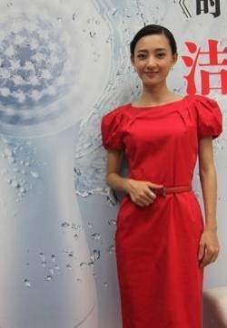 王丽坤着红裙亮相 当众卸妆被赞中国好肌肤王丽坤出席活动照片图片