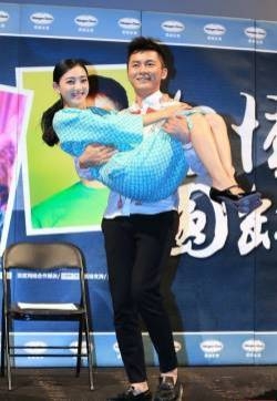 李晨王丽坤大玩公主抱 新剧宣传显暧昧图片