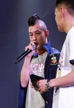 陈冠希怪异造型现身上海 捞金开口培养音乐新人陈冠希图片