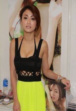 陈冠希前女友黄榕 现身大方献吻 性感外露图片