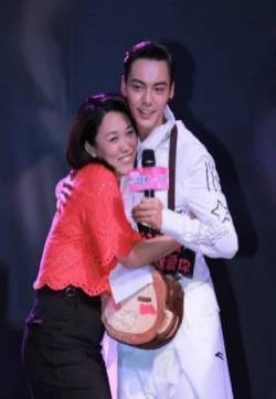 Angelababy前男友陈伟霆活动现场撒娇女粉丝 男性魅力无敌
