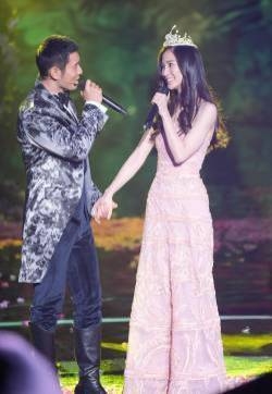 Angelababy黄晓明爱的无时无刻 恩爱秀到晚会现场