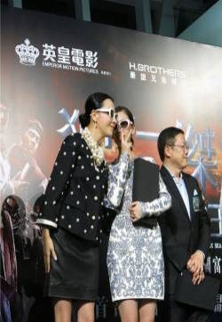 Angelababy刘嘉玲同竞艳图片 搞怪眼镜萌翻全场