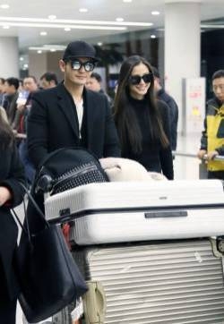 黄晓明angelababy低调现身机场 黑白穿搭显亲民