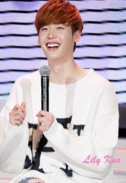 韩国男星李钟硕化身暖男接受采访 小鲜肉李钟硕图片