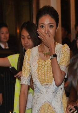 安以轩现身遭围拍图片 花容失色落荒而逃
