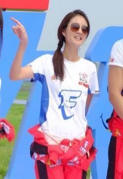 杨幂安以轩着赛车服同场斗艳图片 明星赛车事故多