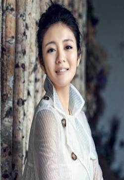轻熟女安以轩最新写真图片 置身花园尽显优雅气质
