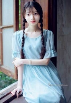 学生妹穿着天蓝色连衣裙的清纯麻花辫美女清纯养眼唯美校园写真